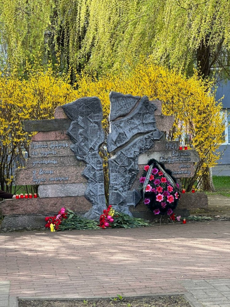 11 апреля в Бобруйске у мемориального знака «Узникам Бобруйского гетто» прошла церемония возложения цветов, фото