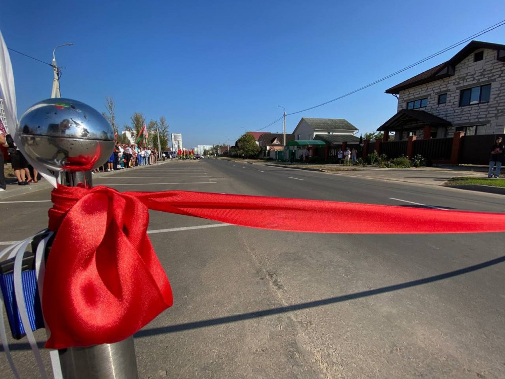 В День народного единства коллектив ОАО Беларусьрезинотехника" принял участие в открытии нового участка дороги по ул. Попова., фото