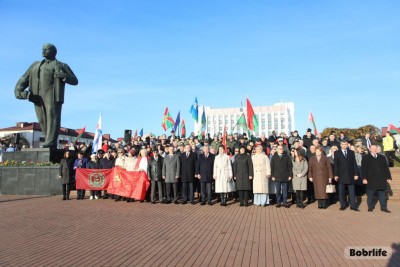 Сегодня, в день 107-й годовщины Великой Октябрьской социалистической революции, на главной площади города состоялось торжественное возложение венков и цветов к памятнику В.И. Ленину. - фото