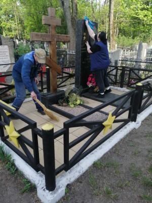 Работники ОАО "Беларусьрезинотехника" продолжают благоустройство воинских захоронений в преддверии 80‑летия Великой Победы! - фото