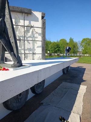 Работники ОАО "Беларусьрезинотехника" продолжают благоустройство воинских захоронений перед Днём Победы! - фото
