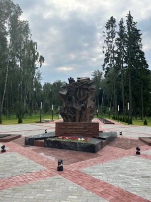30.07.2025 молодежь ОАО «Беларусьрезинотехника» посетила в городе Могилеве найденные места массового уничтожения и захоронения мирных жителей. По словам прокурора расследование по уголовному делу и раскопки продолжаются в усиленном режиме - фото