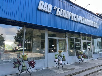 На центральной проходной установлены клумбы - фото