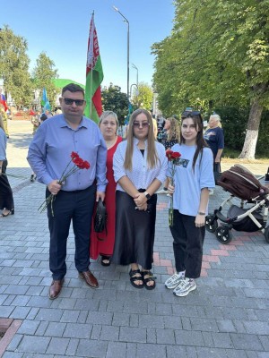 Коллектив ОАО "Беларусьрезинотехника" принял участие в митинге, посвященному Дню десантников и сил специальных операций и 95-летию со дня образования воздушно-десантных войск. - фото