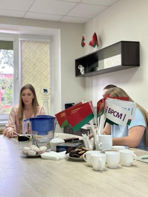 На ОАО "Беларусьрезинотехника" проходит встреча с молодыми специалистами предприятия совместно с первым секретарем  Первомайского РК ОО "БРСМ"- Евладовой Еленой. - фото