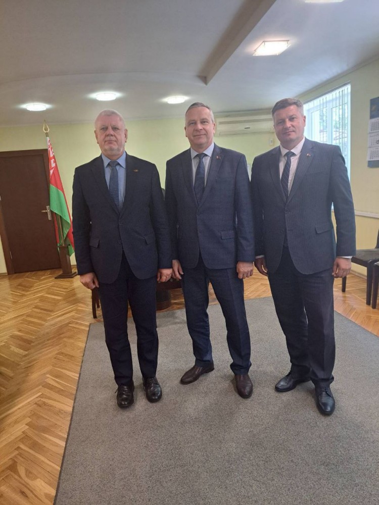 Председатель Белорусского профессионального союза работников химической, горной и нефтяной отраслей промышленности  Игорь Станкевич и председатель Могилёвского областного совета Белхимпрофсоюза Виталий Зеньков с рабочим визитом посетили ОАО "Беларусьрезин, фото