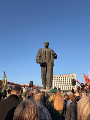 Трудовой коллектив ОАО «Беларусьрезинотехника» участвует в праздновании Дня Октябрьской Революции - фото