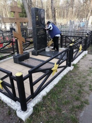 Работники ОАО "Беларусьрезинотехника" на постоянной основе продолжают благоустройство воинских захоронений, закреплённых за предприятием. - фото