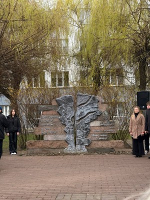 Неравнодушные бобруйчане и коллектив ОАО «Беларусьрезинотехника» собрались у мемориального знака «Узникам Бобруйского гетто». Несколько десятков человек почтили память всех погибших минутой молчания и возложили цветы к памятнику. - фото