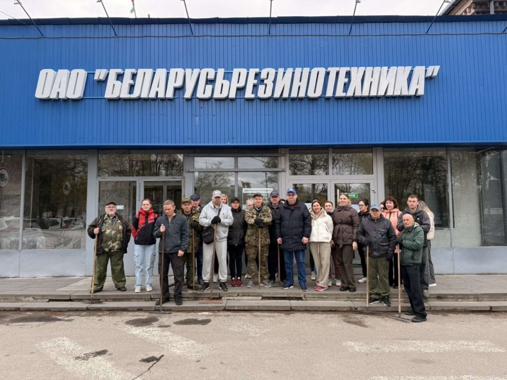 Работники ОАО "Беларусьрезинотехника" вместе с активистами Первомайской районной организации г.Бобруйска РОО «Белая Русь» совместно участвуют в республиканском субботнике., фото