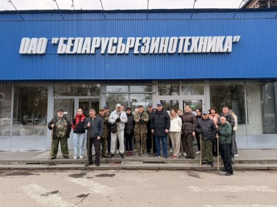 Работники ОАО "Беларусьрезинотехника" вместе с активистами Первомайской районной организации г.Бобруйска РОО «Белая Русь» совместно участвуют в республиканском субботнике. - фото