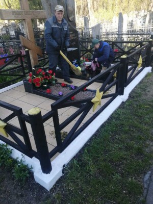 Работники ОАО "Беларусьрезинотехника" участвуют в уборке воинских захоронений, закреплённых за предприятием. - фото